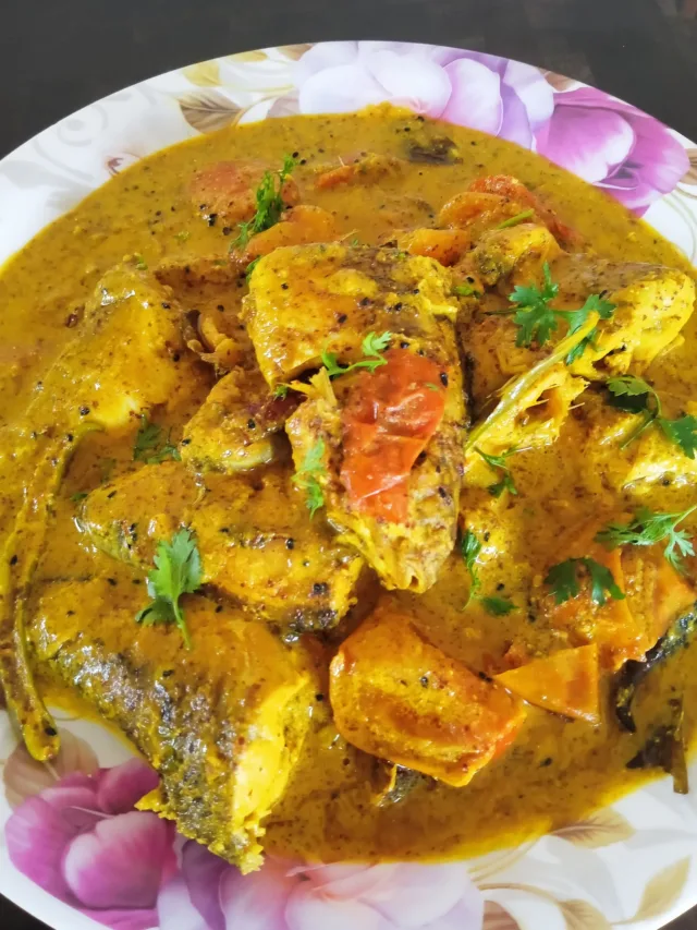 Shor Puti Macher Jhal: A Spicy and Mouth watering Bengali Fish Curry